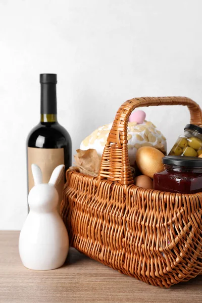 Καλάθι Πασχαλινά Αυγά Βάζα Και Μπουκάλι Κρασί Ξύλινο Τραπέζι Λευκό — Φωτογραφία Αρχείου