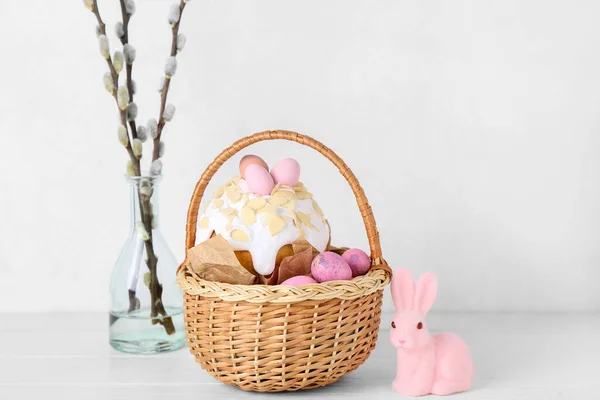 Koszyk Jajkami Wielkanocnymi Ciastem Gałęziami Króliczka Wierzby Białym Tle — Zdjęcie stockowe