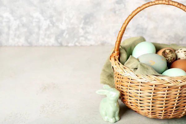 Καλάθι Πασχαλινά Αυγά Και Λαγουδάκι Στο Τραπέζι Κοντά Στον Τοίχο — Φωτογραφία Αρχείου