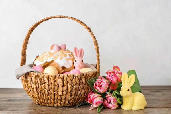 Kosz Jajkami Wielkanocnymi Ciastem Królikami Kwiatami Tulipanów Drewnianym Stole Szarym — Zdjęcie stockowe