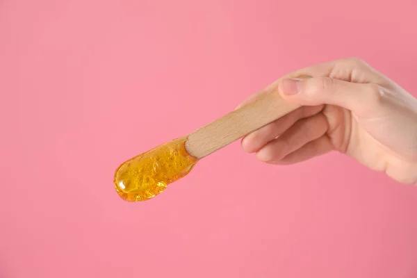 Hand Hält Spachtel Mit Zuckerpaste Auf Rosa Hintergrund — Stockfoto