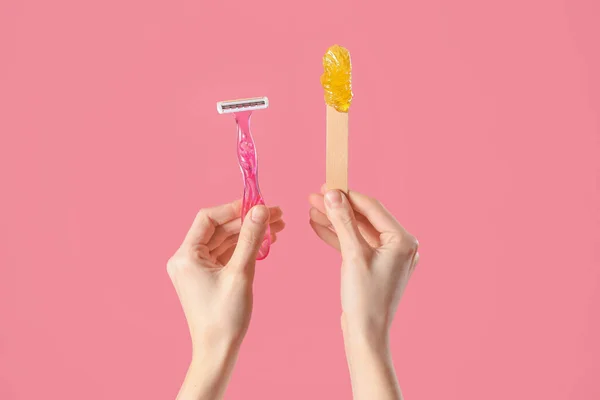 Hands Holding Spatula Sugaring Paste Razor Pink Background Hair Removal — Stock Photo, Image