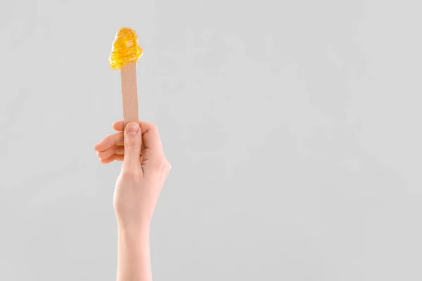 Espátula Mão Com Pasta Açúcar Fundo Claro — Fotografia de Stock