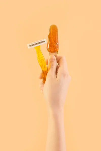 Weibliche Hand Hält Spachtel Mit Zuckerpaste Und Rasiermesser Auf Beigem — Stockfoto