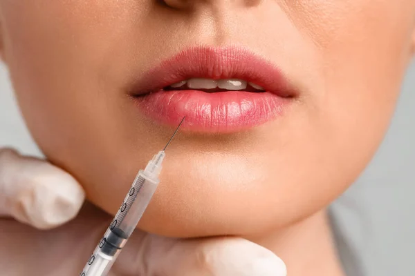 Jeune Femme Recevant Une Injection Charge Dans Les Lèvres Gros — Photo