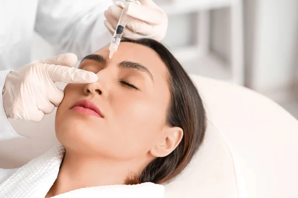 Young Woman Receiving Filler Injection Beauty Salon — Stock Photo, Image