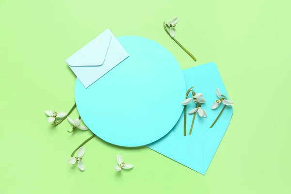 Bonitas Gotas Neve Cartão Saudação Branco Envelopes Fundo Verde — Fotografia de Stock