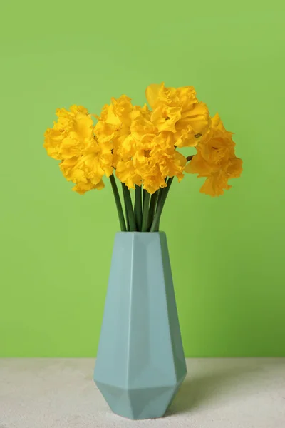Βάζο Λουλούδια Νάρκισσος Στο Τραπέζι Κοντά Πράσινο Τοίχο — Φωτογραφία Αρχείου