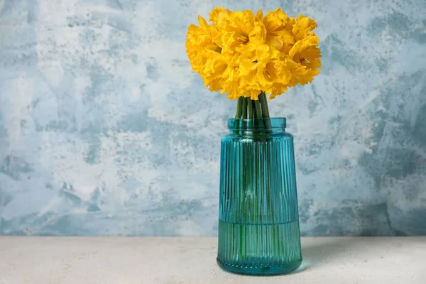 Vase Narcissus Flowers Table Grunge Wall — Stock Photo, Image