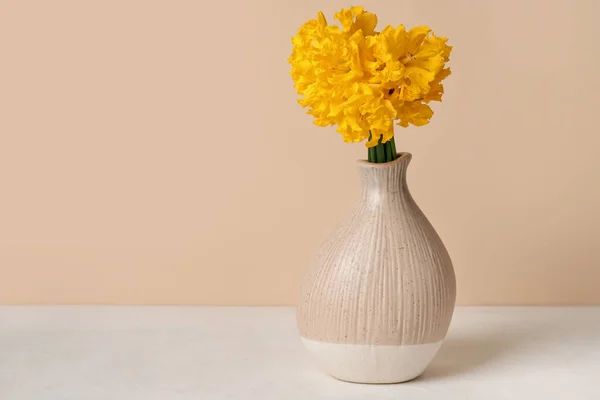 Vase Narcissus Flowers Table Beige Wall — Stock Photo, Image