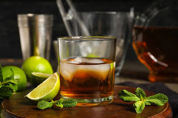 Copo Rum Com Gelo Hortelã Limão Mesa — Fotografia de Stock