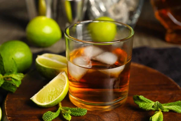 Egy Pohár Rum Jéggel Mentával Lime Mal Asztalon — Stock Fotó