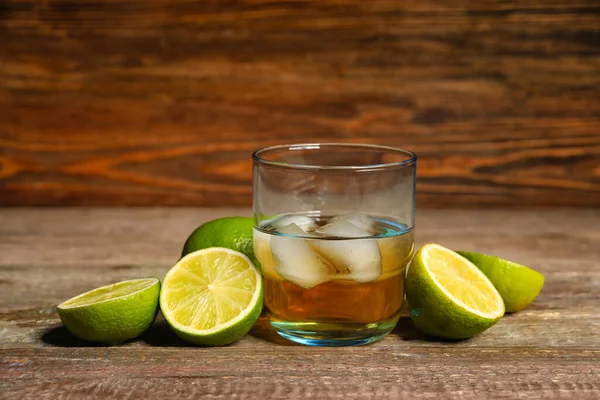 Copo Rum Com Gelo Limão Mesa Madeira — Fotografia de Stock