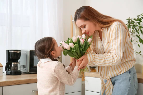 Nettes Kleines Mädchen Begrüßt Seine Mutter Mit Tulpen Der Küche — Stockfoto