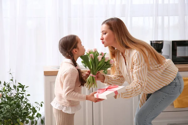 Nettes Kleines Mädchen Begrüßt Ihre Mutter Mit Geschenk Und Tulpen — Stockfoto
