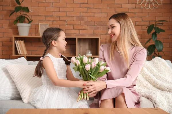 Schattig Klein Meisje Groeten Haar Moeder Met Tulpen Thuis — Stockfoto