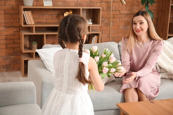 Nettes Kleines Mädchen Begrüßt Seine Mutter Hause Mit Tulpen — Stockfoto