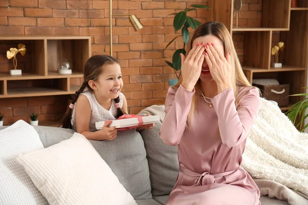 Cute Little Girl Surprising Her Mother Gift Home — Stock Photo, Image