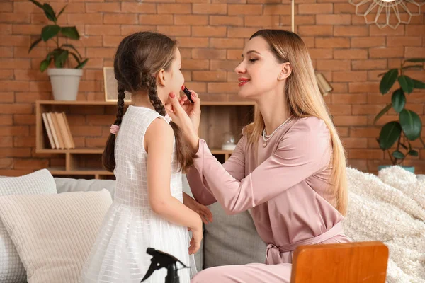 Mother Her Little Daughter Doing Makeup Home — Stock Photo, Image
