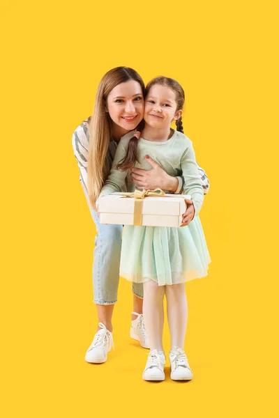 Linda Niña Con Madre Regalo Sobre Fondo Amarillo — Foto de Stock