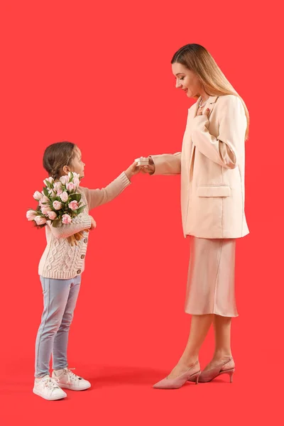 Милая Маленькая Девочка Приветствует Свою Мать Подарком Красном Фоне — стоковое фото