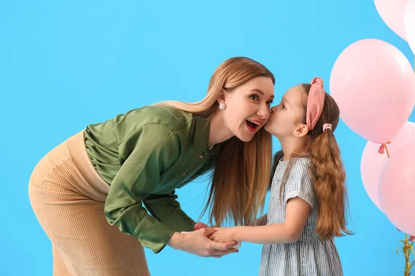 Cute Little Girl Greeting Her Mother Gift Blue Background — ストック写真