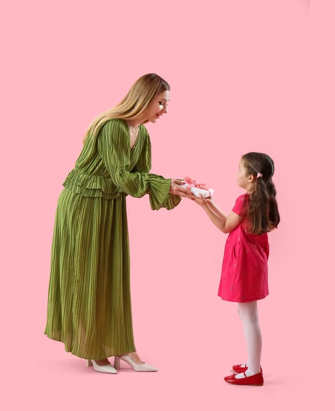 Schattig Klein Meisje Groeten Haar Moeder Met Geschenk Roze Achtergrond — Stockfoto