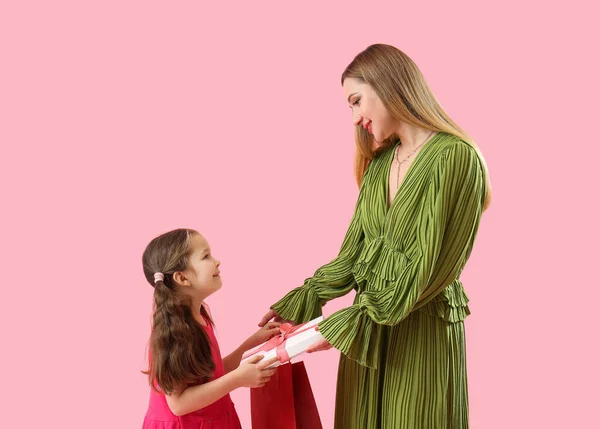 Menina Bonito Cumprimentando Sua Mãe Com Presente Saco Fundo Rosa — Fotografia de Stock