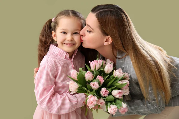 Мама Целует Свою Маленькую Дочь Тюльпанами Зеленом Фоне — стоковое фото
