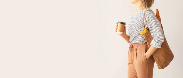 Mujer Con Taza Café Productos Bolsa Ecológica Sobre Fondo Claro —  Fotos de Stock