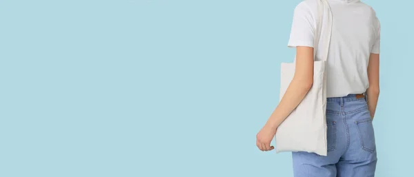 Wanita Dengan Tas Eko Latar Belakang Biru Muda Dengan Ruang — Stok Foto
