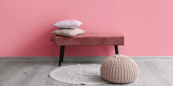 Knitted Pouf Bench Pillows Pink Wall Room — Stock Photo, Image