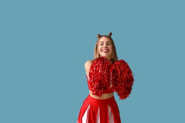 Mavi arka planda güzel ponpon kız