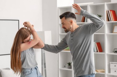 Yaralı genç kadın ve kızgın kocası evde. Aile içi şiddet kavramı