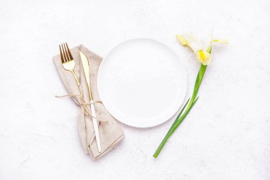 Gri grunge arka planda güzel süsen çiçekli masa ayarı