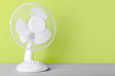 Yeşil arkaplanda elektrik vantilatörü