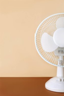 Bej arka planda elektrik vantilatörü