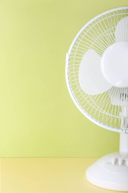 Yeşil arkaplanda elektrik vantilatörü