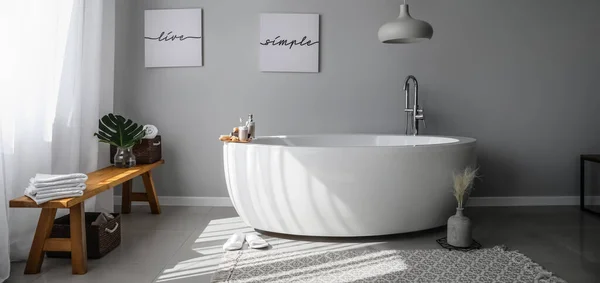 Moderne Badewanne Mit Holzbank Nahe Grauer Wand — Stockfoto