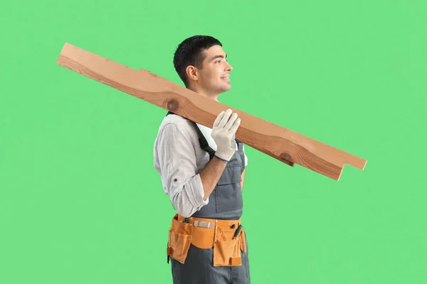 Jovem Carpinteiro Com Pranchas Madeira Fundo Verde — Fotografia de Stock