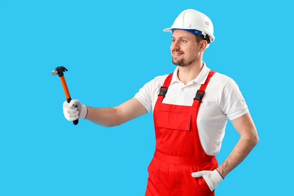 Homem Carpinteiro Com Martelo Fundo Azul — Fotografia de Stock