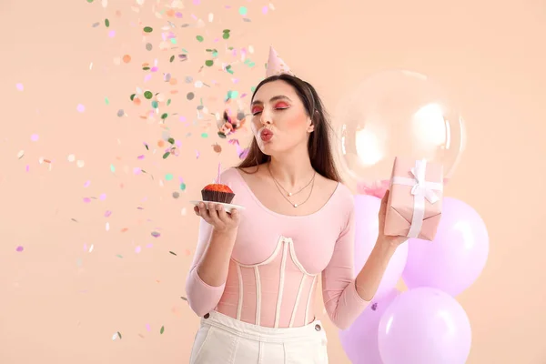 Hermosa Mujer Con Cupcake Regalo Celebrando Cumpleaños Sobre Fondo Beige —  Fotos de Stock