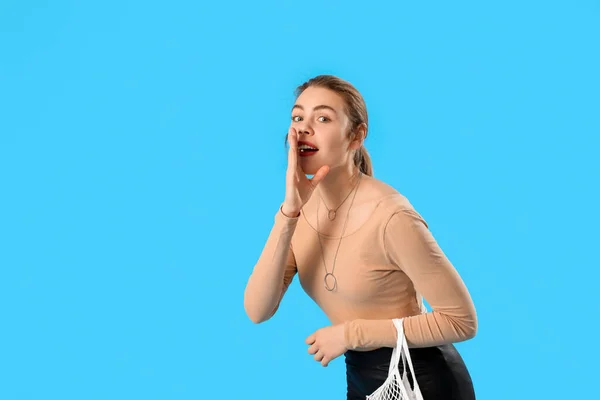Stijlvolle Jonge Vrouw Met String Tas Blauwe Achtergrond — Stockfoto