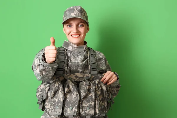 Kvinna Soldat Militär Uniform Visar Tummen Upp Grön Bakgrund — Stockfoto