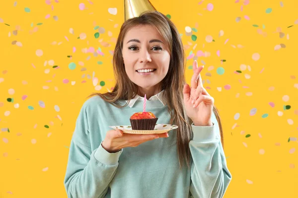 Mulher Bonita Com Aniversário Cupcake Fazendo Desejo Fundo Amarelo — Fotografia de Stock