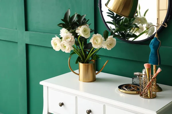 部屋のドレッシングテーブルの上にランクラスの花の花瓶 — ストック写真
