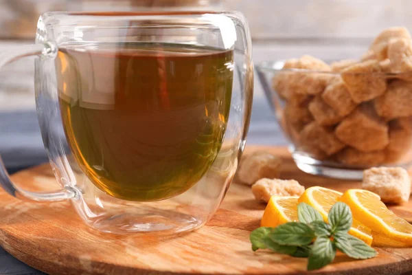 Тарелка Чашкой Вкусного Зеленого Чая Тростникового Сахара Ломтиками Лимона Крупным — стоковое фото