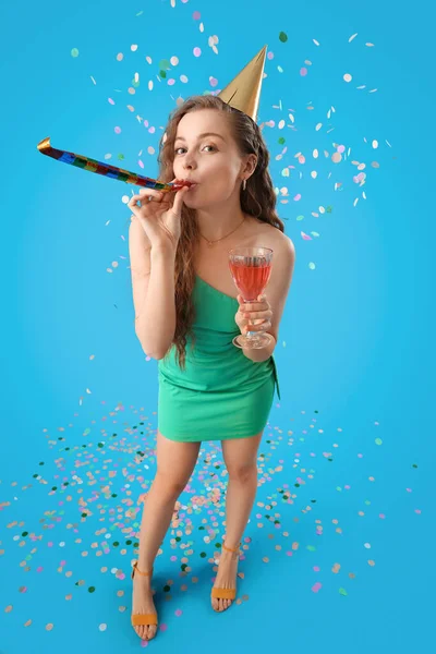 Gelukkig Jong Vrouw Met Partij Blower Drinken Vieren Verjaardag Blauwe — Stockfoto