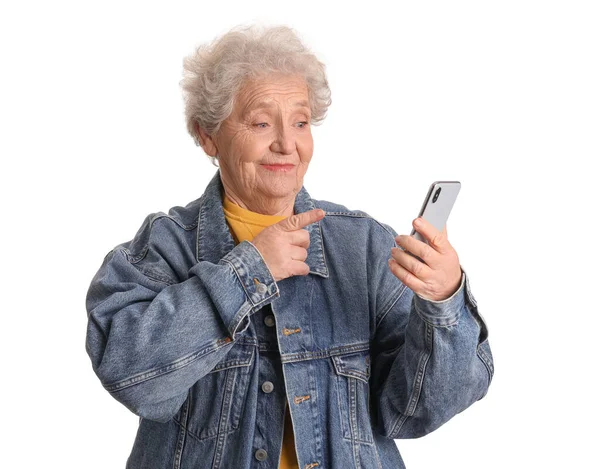 Старшая Женщина Указывает Мобильный Телефон Белом Фоне — стоковое фото