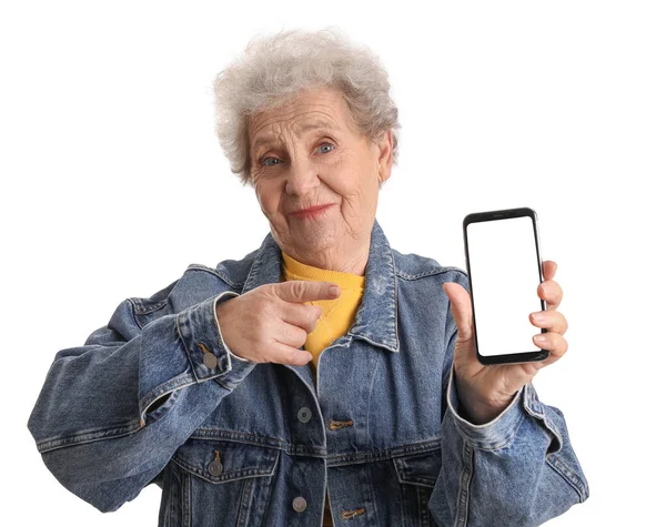 Старшая Женщина Указывает Мобильный Телефон Белом Фоне — стоковое фото